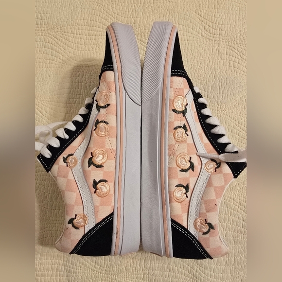 NIB Vans Old Skool Skater Sneaker With Embroidered Peaches Design - Picture 5 of 13